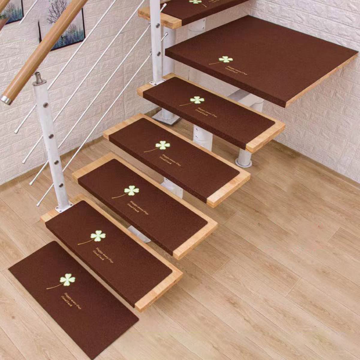 Amazon｜階段マット 蛍光 おしゃれ 80*25CM*5 防音 折り曲げ付 滑り